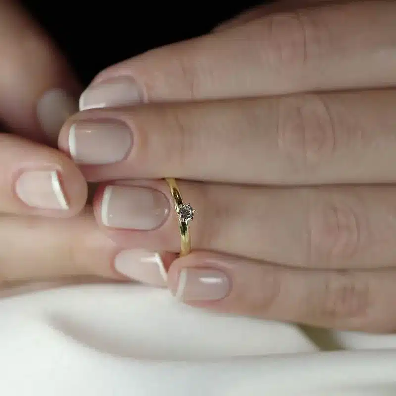 como planejar um pedido de casamento Anel de Noivado Solitario de Ouro 18K com Zirconia AN19150 3