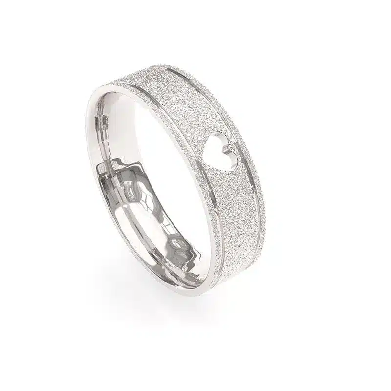 Black Friday de alianças: como escolher o modelo de aliança perfeito? 31 black friday de aliancas Alianca em Prata Reta Fosca com Coracao Vazado AS0931