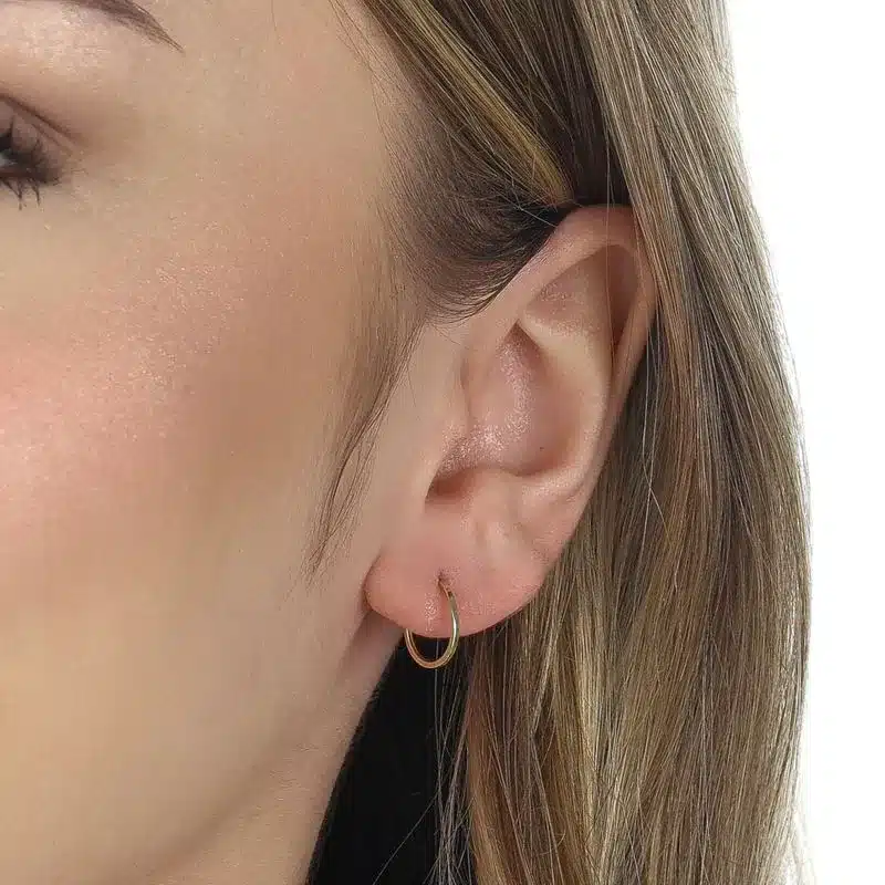 Joias e Relógios para Usar no Réveillon: Looks de Fim de Ano que Brilham! 9 joias e relogios para usar no reveillon Brinco de Ouro 10K Argola Redonda Fio Quadrado Liso BR19925 2