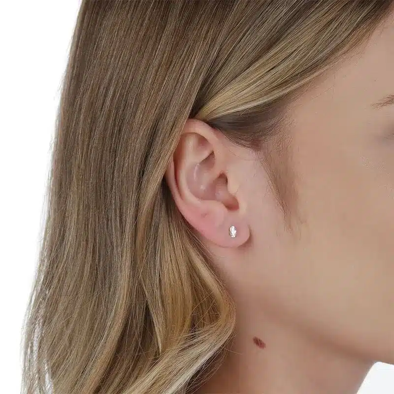 Joias e Relógios para Usar no Réveillon: Looks de Fim de Ano que Brilham! 12 joias e relogios para usar no reveillon Brinco de Ouro 18K Zirconia Oval Branca BR19756 2