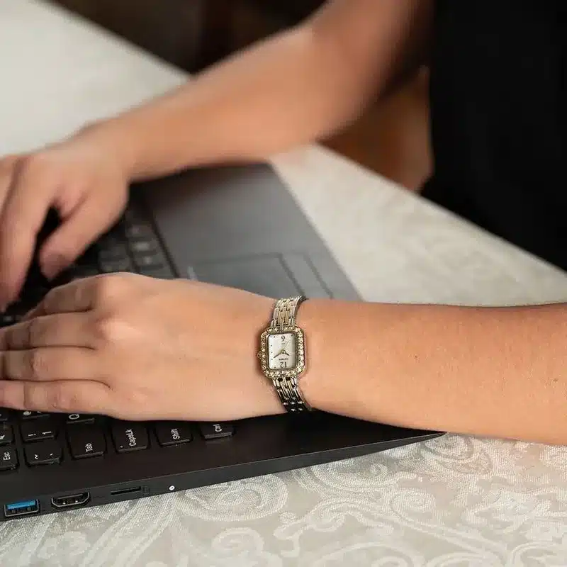 Joias e Relógios para Usar no Réveillon: Looks de Fim de Ano que Brilham! 6 joias e relogios para usar no reveillon Relogio Mondaine Feminino Quadrado Madreperola Cristais Bicolor 99781LPMVBE2 2