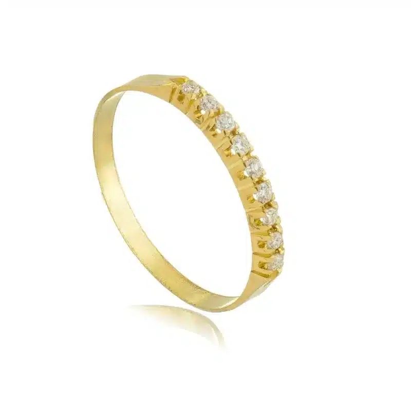 Como combinar relógio feminino com joias: pulseiras, anéis, braceletes e alianças no mesmo look 5 Meia Alianca de Ouro 18K Chanfrada com Brilhantes MA20729