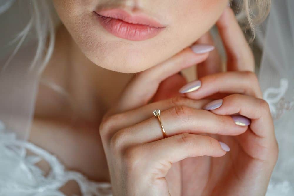 Aliança de casamento simples é elegante? Veja por que muitos casais estão escolhendo esse estilo 7 aliancas de casamento simples 3