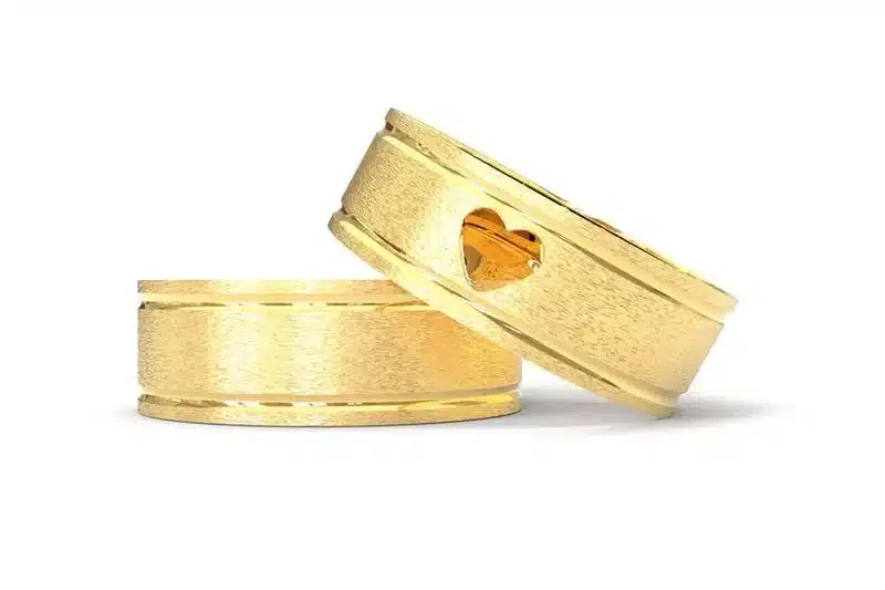 A aliança precisa combinar? A resposta pode ser diferente do que você imagina! 3 aliancas de ouro para cada tipo de casal Alianca de Ouro 18k Reta Fosca com Coracao Vazado e Frisos Laterais AS1276 edited