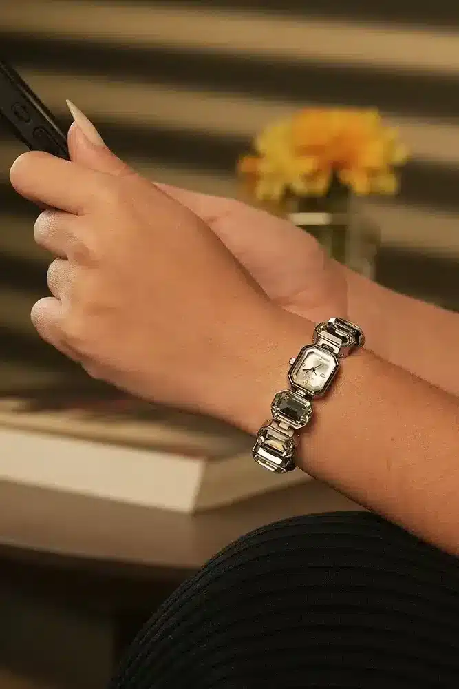 Relógios Retangulares: a tendência que tomou conta das passarelas e dos pulsos mais estilosos 6 Relógios Retangulares