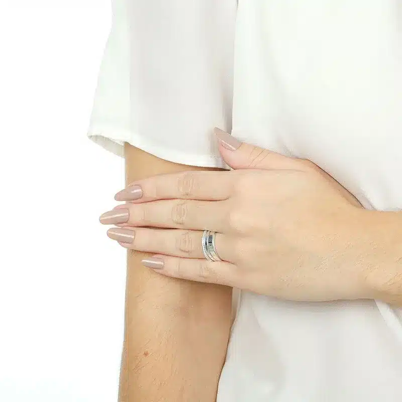 O Diabo Veste Prada 2: As Joias e Relógios que Estão Dominando a Moda em 2026 12 Anel de Prata Largo 2 Fios Vazados Polidos e Cravejado com Zirconias AN24912 1