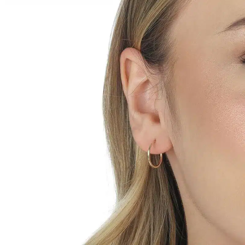 O Diabo Veste Prada 2: As Joias e Relógios que Estão Dominando a Moda em 2026 18 Brinco de Ouro 10K Argola Oca Redonda Fio Quadrado BR22488 1