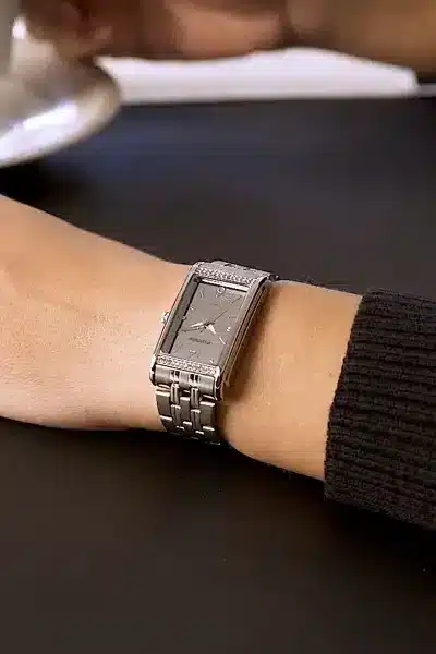 Relógios Retangulares: a tendência que tomou conta das passarelas e dos pulsos mais estilosos 11 Relógios Retangulares