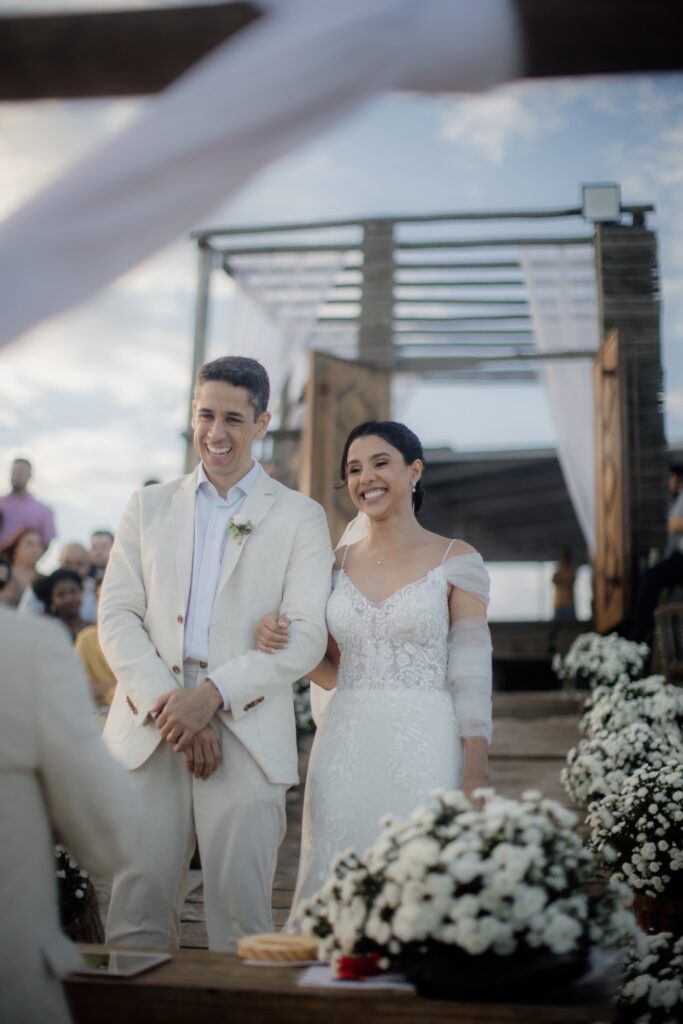 Lohanna e Nélio: um casamento na praia inesquecível com os pés na areia no Rio de Janeiro 13 casamento lohanna e nelio blog casa das aliancas 440