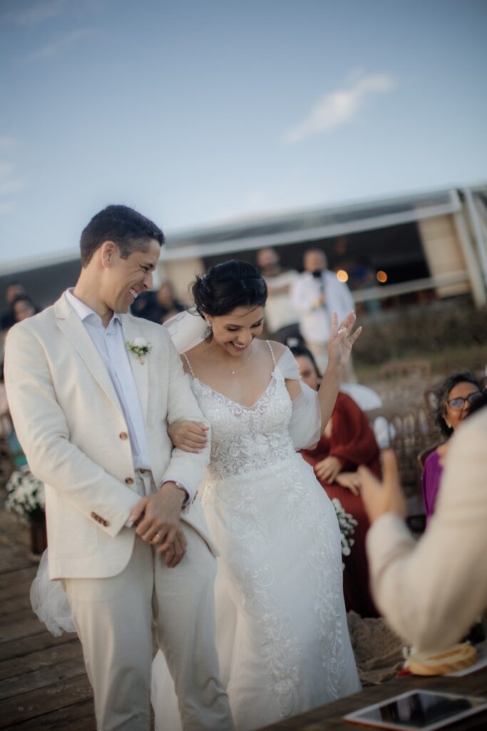 Lohanna e Nélio: um casamento na praia inesquecível com os pés na areia no Rio de Janeiro 16 casamento lohanna e nelio blog casa das aliancas 441 1