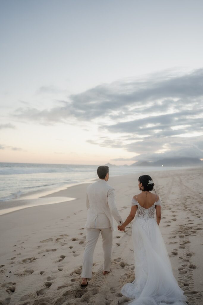 Lohanna e Nélio: um casamento na praia inesquecível com os pés na areia no Rio de Janeiro 25 casamento lohanna e nelio blog casa das aliancas 695