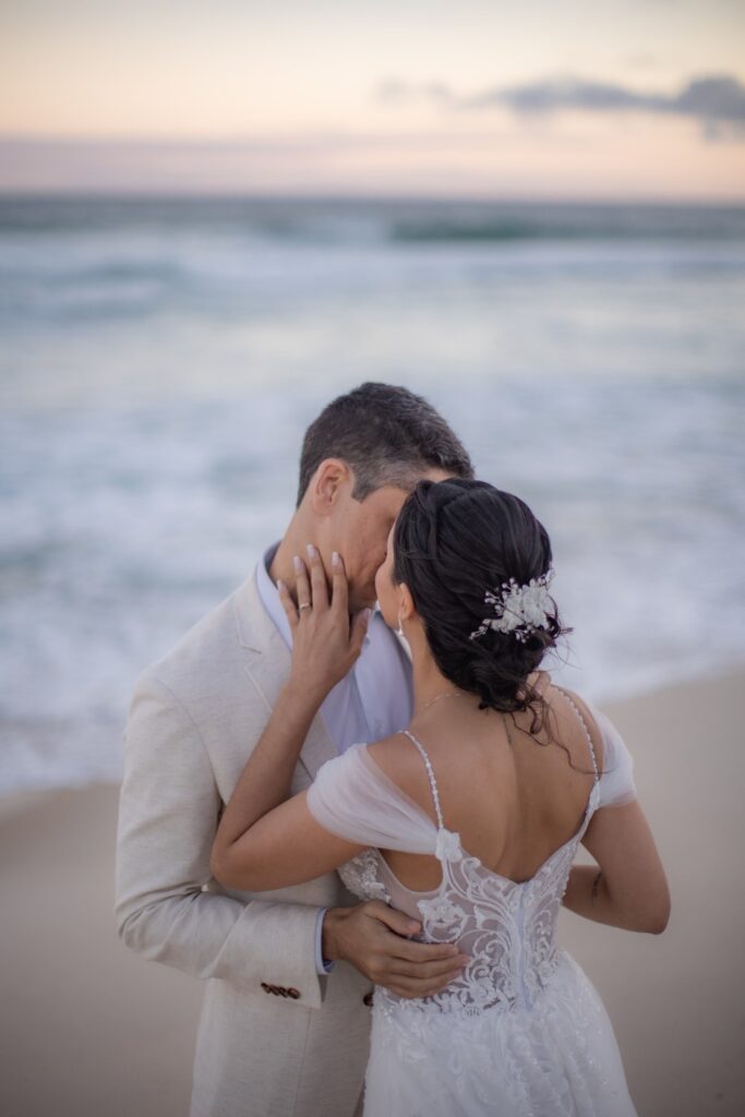 Lohanna e Nélio: um casamento na praia inesquecível com os pés na areia no Rio de Janeiro 26 casamento lohanna e nelio blog casa das aliancas 740